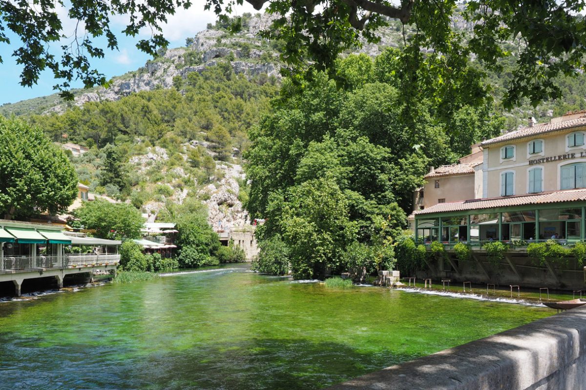Fontaine-de-Vaucluse : la source mystérieuse de la Sorgue