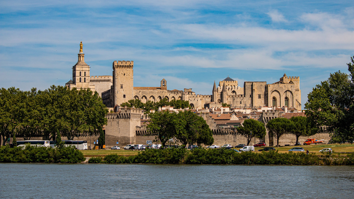 La façade monumentale du Palais des Papes © Marcel Dominic - Pixabay